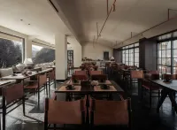 The luxury resort hotel - 조식 운영