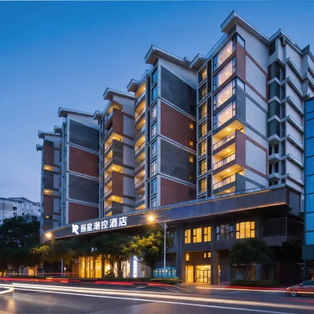 Rezen Chaokong Hotel (Guilin Elephant Trunk Hill Scenic Area Two Rivers and Four Lakes)