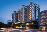 Rezen Chaokong Hotel (Guilin Elephant Trunk Hill Scenic Area Two Rivers and Four Lakes)