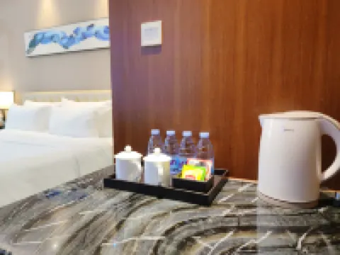 The Thousand Laterns Lake Hotel