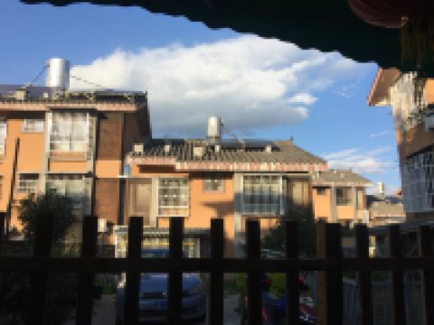 西昌听海聆风客栈