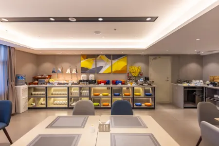 Homeinn Selected Hotel (Xining Daxin Street Night Market Mojia Street) Отели рядом с достопримечательностью «Qinghai University for Nationalities (Boya Campus)»