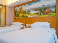 维也纳国际酒店(上海滴水湖海洋公园店) - 家庭双床房