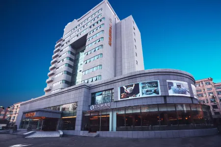 Shandong International Hotel (Jinan Quancheng Square Daming Lake Branch) Отели рядом с достопримечательностью «Qilu University of Technology East Campus»
