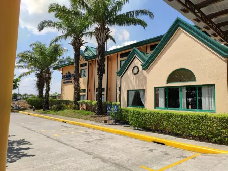 Microtel by Wyndham Cabanatuan Отели рядом с достопримечательностью «Asian Pacific Group of Companies - Nueva Ecija Branch»