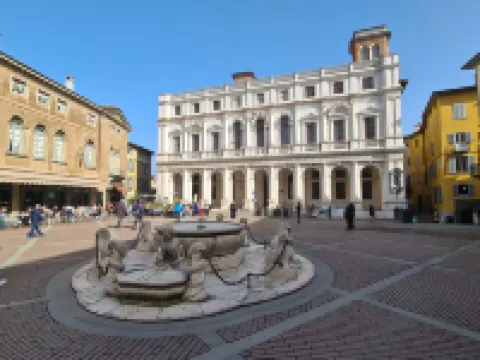 โรงแรมปิอาซซาเวกเคีย โรงแรมในแบร์กาโม