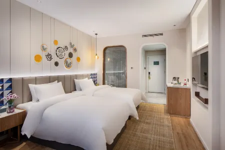 O.LIVE social Suzhou Economic Development Zone Branch Отели рядом с достопримечательностью «Yinhe Square»