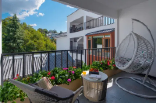 Lijiang Time · Linxi Senxi Snow Mountain Scenic Holiday Hotel