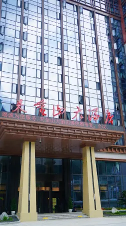 Baoxing Jiajinshan Hotel
