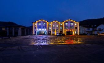 Xuexiang Xueyang Xianyu Hotel (Erlanghe Scenic Area Branch)