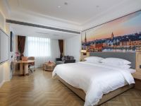 维也纳国际酒店(兴义桔山大道店) - 高级大床房