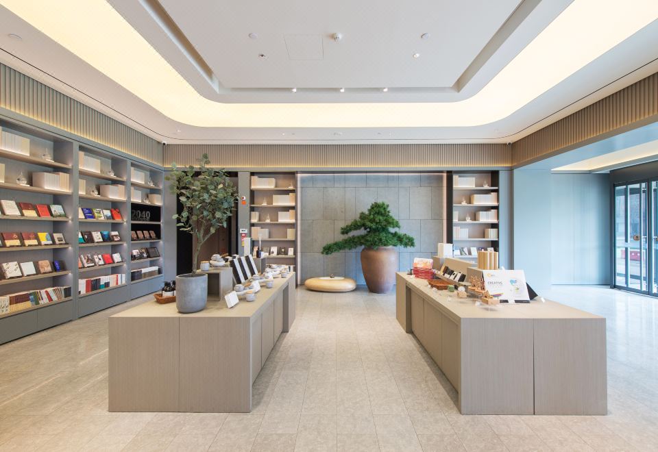 JI 호텔의 24시간 프런트 데스크 모습