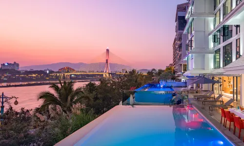 Chufan River View Hotel (Xishuangbanna Jinghong Gaozhuang Xishuangjing Star Night Market)