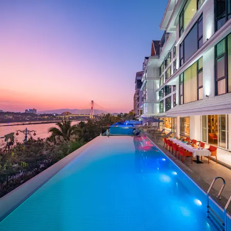 Chufan River View Hotel (Xishuangbanna Jinghong Gaozhuang Xishuangjing Star Night Market)