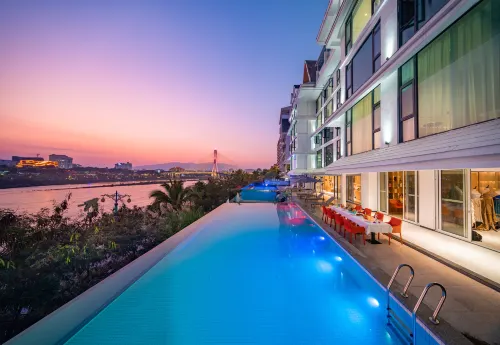 Chufan River View Hotel (Xishuangbanna Jinghong Gaozhuang Xishuangjing Star Night Market)