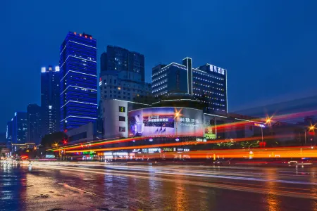 Orange Fruit Hotel (Subway Entrance of Changsha Wuyi Square Railway Station) Отели рядом с достопримечательностью «Ice and Snow World»
