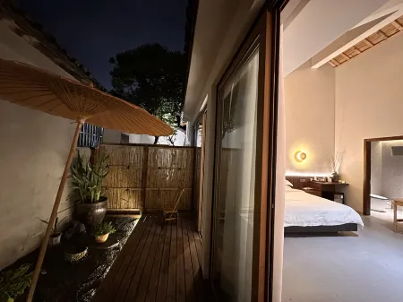 Alley to the courtyard (Suzhou Pingjiang Road Humble Administrator's Garden) Отели рядом с достопримечательностью «Yiyuan Garden»