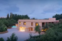 Dunhuang West Desert · Wild Luxury Resort B&B