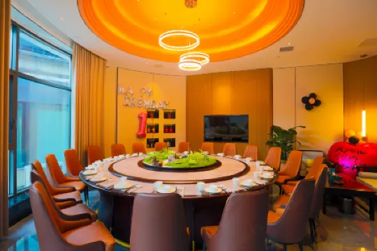 Cili Boat Autumn Hotel