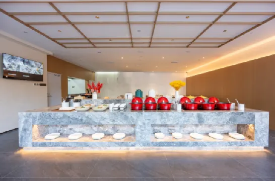 QIANNA HOTEL (Houhai Gulou Street Subway Station Branch) Отели рядом с достопримечательностью «Живописный район Шичахай»