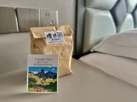 Lotus Forget-Worry Lodge · Facing Main Peak with Sunrise View (Zagana Scenic Area Branch) - balcony