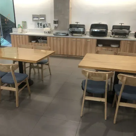 Quanqi Qingju Hotel (Danyang Railway Station Glasses City)