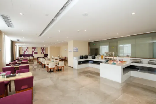 Lavande Hotel (Panzhou Donghu Park Caihongqiao)