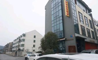 Zhenjiang Lushi Electric Sports Hotel