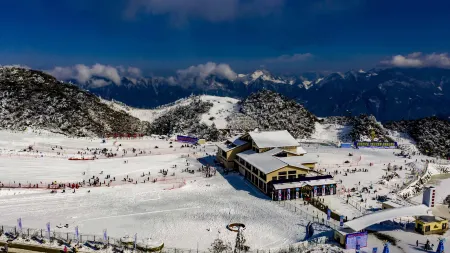 Luopanding Ski Resort Hotel Отели рядом с достопримечательностью «Bashan Grand Canyon Luopan Peak»