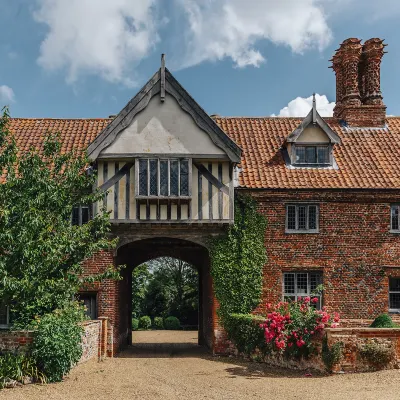 Lavish Tudor Hall & Gardens - Sleeps 14