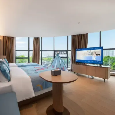Yuelai Hotel (Shiqiaopu Subway Station) Hotels near Jiu Longpo