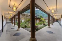 Creek Fisherman's Courtyard