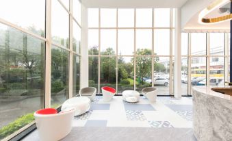 Starway Hotel (Shanghai International Tourism Resort Xiupu Road)