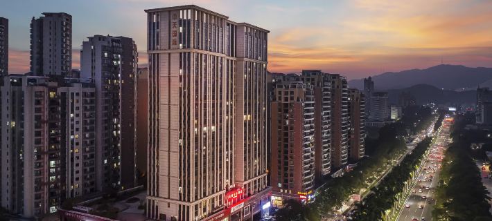 C+ Hotel (Jiangmen Pengjiang Wanda Plaza) Отели в г. Цзянмэнь