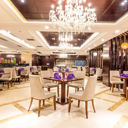 Dunhuang HuaXia International Hotel (Mingsha Mountain Crescent Spring Scenic Area Branch)