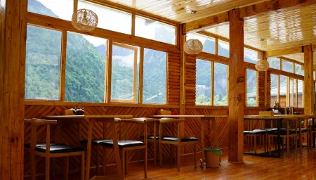 Deqin Guyu Huating Inn Отели рядом с достопримечательностью «Xiaonong Base camp»