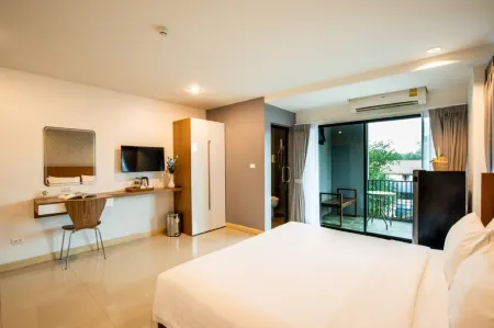 Jira Boutique Residence Отели рядом с достопримечательностью «S.W.A.T Chiang Mai»