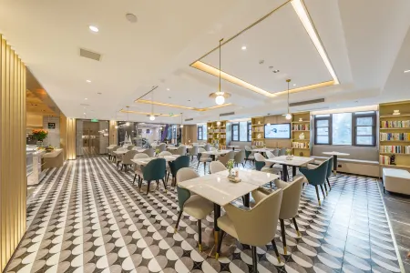 Shanghai Pudong Airport Chuansha Subway Station Atour Hotel Отели рядом с достопримечательностью «Chuansha Ancient Town»