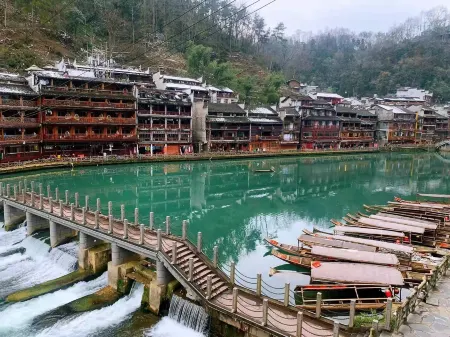 Jiuqi Shuidiao Getou Diaojiaolou Hotel Отели рядом с достопримечательностью «Xiong Xiling Former Residence»