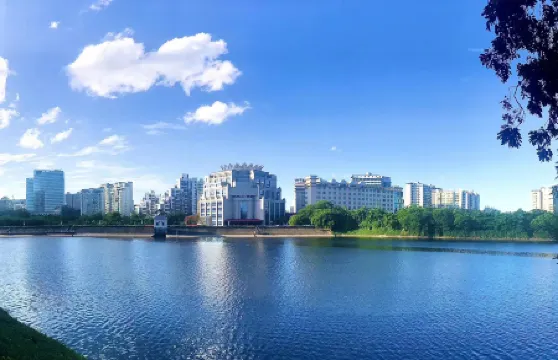 Conifer Garden Hotel Отели рядом с достопримечательностью «Martyrs' Cemetery»