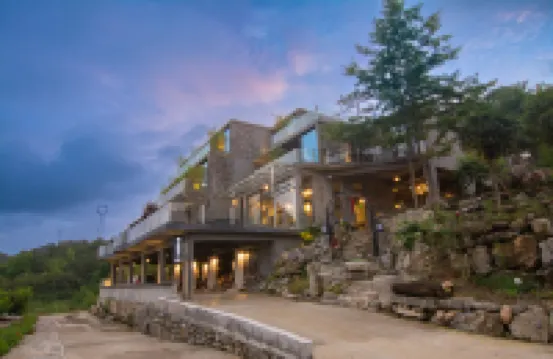 Libo Xiaoqikong Xinyue Art Flower Inn