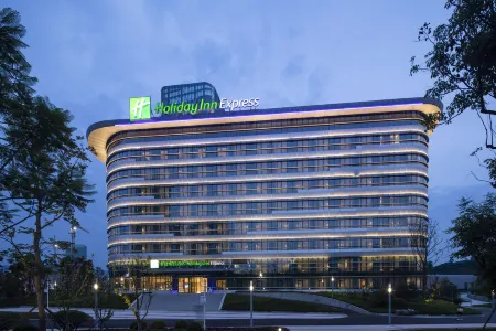Holiday Inn Express Yibin Hotel by IHG Отели рядом с достопримечательностью «Li Zhuang Lv You»