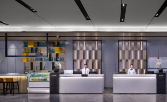 An employee is working at one end of the front desk and reception area in a hotel lobby at Yishang Hotel (Guangzhou Beijing Road Pedestrian Street Tianzi Wharf)