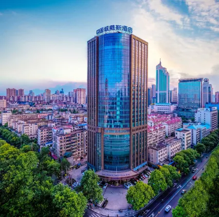 Days Hotel & Suites China Town（Wuyi Square，Changsha Railway Station） Отели рядом с достопримечательностью «Nvzi University Library»