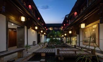 Shaoxing Taimen Homestay (Lu Xun Hometown Cangqiao Straight Street Shop)