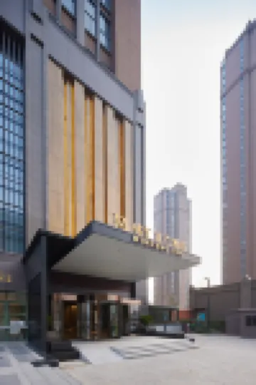 Minghui Yilan (Huanghe University of Science and Technology South Third Ring Road Subway Station)