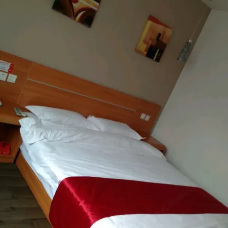 Huayi Collection Hotel (Peixian Futailong Plaza)