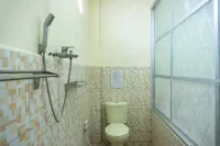 RedDoorz Near H. Hasan Aroeboesman Airport