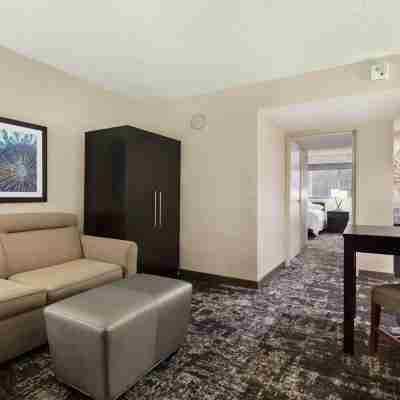 Embassy Suites by Hilton Arcadia-Pasadena Area Rooms