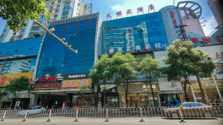 Tiancheng Hotel (Huaxi Biancheng Building) Отели рядом с достопримечательностью «Biancheng Park»